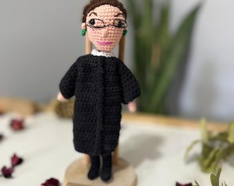 Muñeca Ruth Bader Ginsburg / RBG coleccionable de 8 pulgadas con soporte de madera / Regalo perfecto para activistas / Decoración inspiradora por los derechos de las mujeres