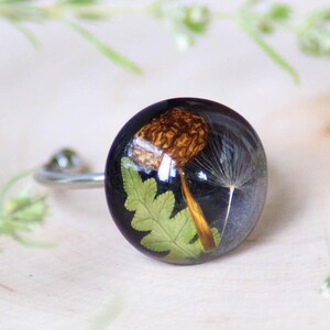 Echter Pilzring, verstellbarer Ring schwarz, Waldring, Boho Naturschmuck, Ring mit echtem Farn und Löwenzahnsamen, wunderlicher Ring