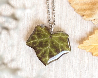 Halsband med pressat murgrönsblad, bohemisk present till naturälskare