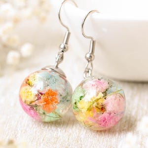 Veelkleurige bloemenoorbellen, oorbellen met echte bloemen, kleurrijke oorbellen bengelen, bloemen harssieraden, regenboogoorbellen bengelen, boloorbellen