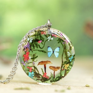 Zauberpilz-Terrarium-Halskette - Gepresste Blume und Moos, blauer Schmetterling