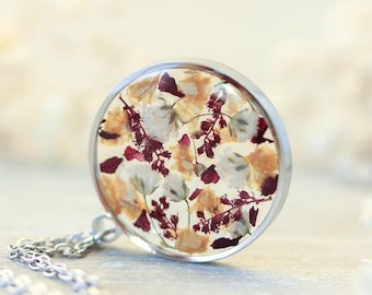 Collar con colgante de flores preservadas: delicado colgante circular elaborado con flores de ramo de novia.