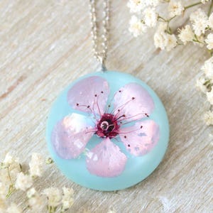 押し花の桜ネックレス、春の花のネックレス、かわいい花のネックレス、桜のギフト、押し花のネックレス、可憐な花のジュエリー