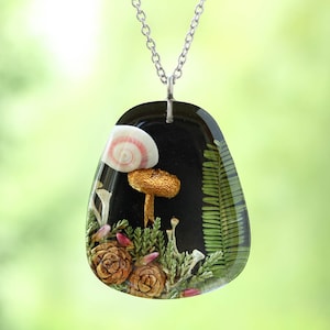 Halsband med pressad svamp och älvkopp i lav, smycken med skogsterrarium