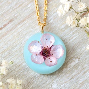 ピンクの桜のネックレス、本物の花のネックレス、花嫁介添人ネックレスゴールド、かわいい花嫁介添人ギフトのアイデア、花嫁介添人のためのウェディングジュエリー