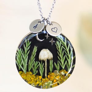 Colar inspirado na floresta, colar de letras personalizado com coração, pingente de cogumelo de terrário, lua e estrela da noite na floresta, presente exclusivo para homens