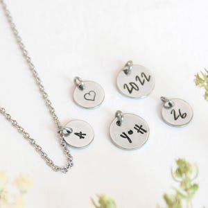 Agregue un dije inicial para collar, dije de letra personalizado, dije redondo de acero inoxidable, collar personalizado estampado a mano, joyería personalizada