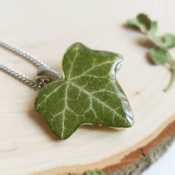 Echte Efeu Blatt Halskette in Harz, Botanischer Schmuck