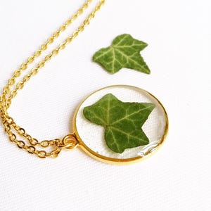 Real Ivy Leaf Necklace, Gold circle pendant necklace, Botanical resin Jewelry, Nature Inspired Necklace, Plant Necklace, Dainty Leaf Jewelry
