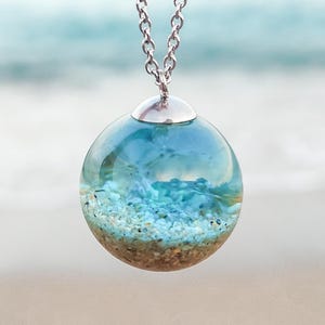 Strandzandketting, oceaanwaterketting, strandsieraden, unieke cadeaus voor de strandliefhebber, oceaanthema-sieraden, ketting van blauwe hars
