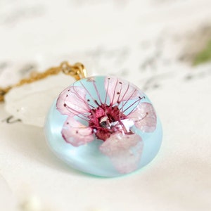 桜の花のネックレス、桜のネックレス、本物の花のネックレス、女性の友人への誕生日プレゼント、淡いピンクのネックレス、花のジュエリー