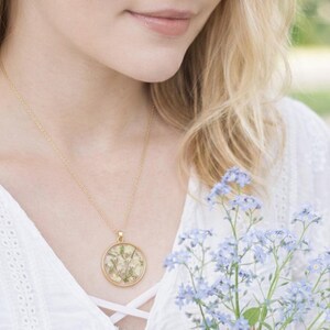 Collar para cenizas de mascota, flor de nomeolvides, copos de oro, joyería de cremación imagen 7