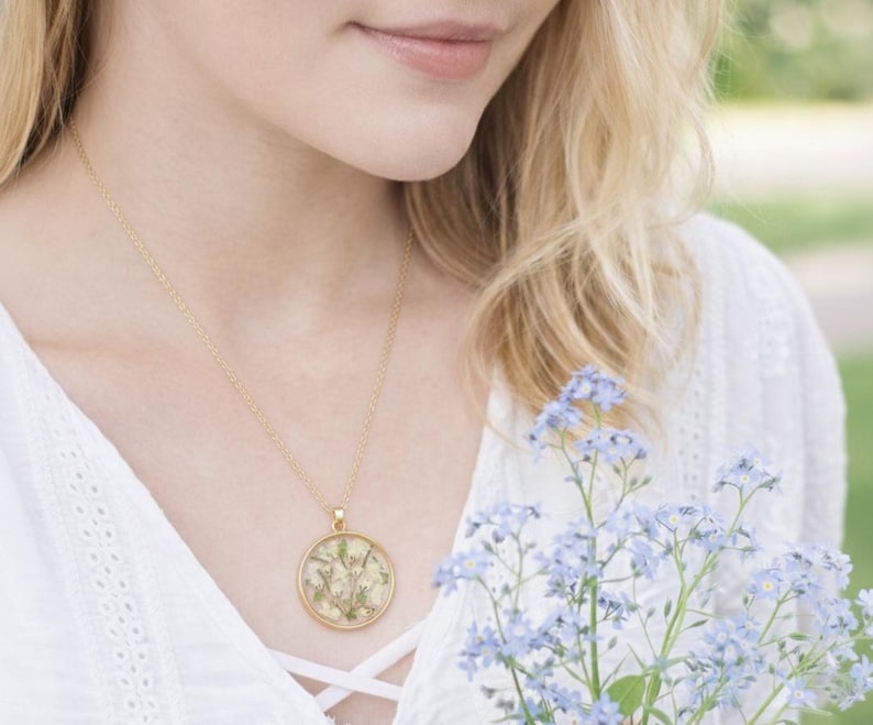 Collar para cenizas de mascota, flor de nomeolvides, copos de oro, joyería de cremación imagen 7