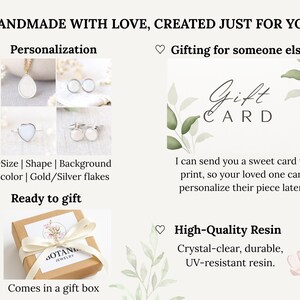 Może przedstawiać: Obraz ręcznie robionej biżuterii z opcjami personalizacji. Zawiera opcję karty podarunkowej i pudełko prezentowe. Tekst brzmi "HANDMADE WITH LOVE, CREATED JUST FOR YOU". Biżuteria wykonana jest z wysokiej jakości, krystalicznie czystej, trwałej żywicy odpornej na promieniowanie UV.