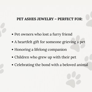 Puede incluir: Texto sobre un fondo crema: "PET ASHES JEWELRY - PERFECT FOR:" seguido de vi&ntilde;etas. Los puntos incluyen: due&ntilde;os de mascotas, un regalo sincero, honrar a un compa&ntilde;ero, ni&ntilde;os y celebrar un v&iacute;nculo. Huellas de patas en el fondo.