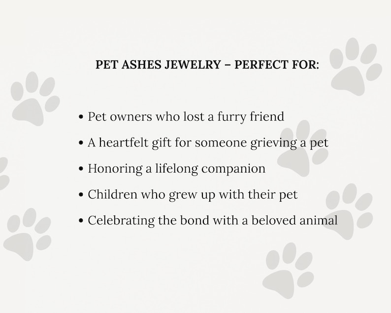 Puede incluir: Texto sobre un fondo crema: "PET ASHES JEWELRY - PERFECT FOR:" seguido de vi&ntilde;etas. Los puntos incluyen: due&ntilde;os de mascotas, un regalo sincero, honrar a un compa&ntilde;ero, ni&ntilde;os y celebrar un v&iacute;nculo. Huellas de patas en el fondo.