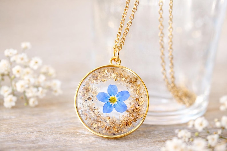 Collar para cenizas de mascota, flor de nomeolvides, copos de oro, joyería de cremación imagen 1