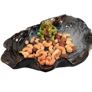 Plateau en céramique - Grenouille avec boisson - Plateau décoratif bleu et marron