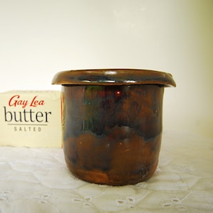 Handgemachter Buttertopf aus Steinzeug: Mittel-Dunkel-Braun