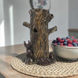 Vaso in ceramica con tre coniglietti intorno a un tronco d'albero - Vaso per fiori singoli