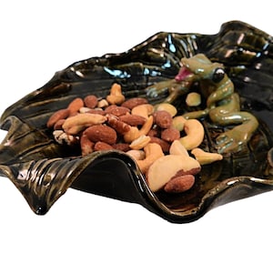 Ceramic Frog Tray: Green Leaf-Shaped Decorative Dish