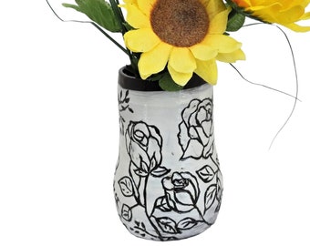Keramik-Blumenvase – Radgedrehte Vase mit geschnitzten Rosen
