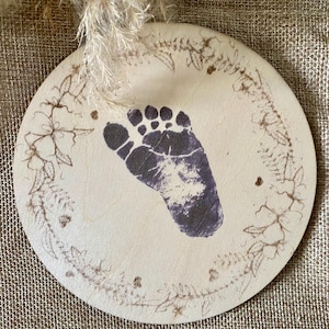 Empreinte bébé, empreintes bébé. Lot de 2 Cartes Bébé bois pour empreintes pied bébé, empreinte main bébé. Empreinte peinture non fournie.