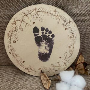 Empreinte bébé, empreintes bébé. Lot de 2 Cartes Bébé bois pour empreintes pied bébé, empreinte main bébé. Empreinte peinture non fournie.