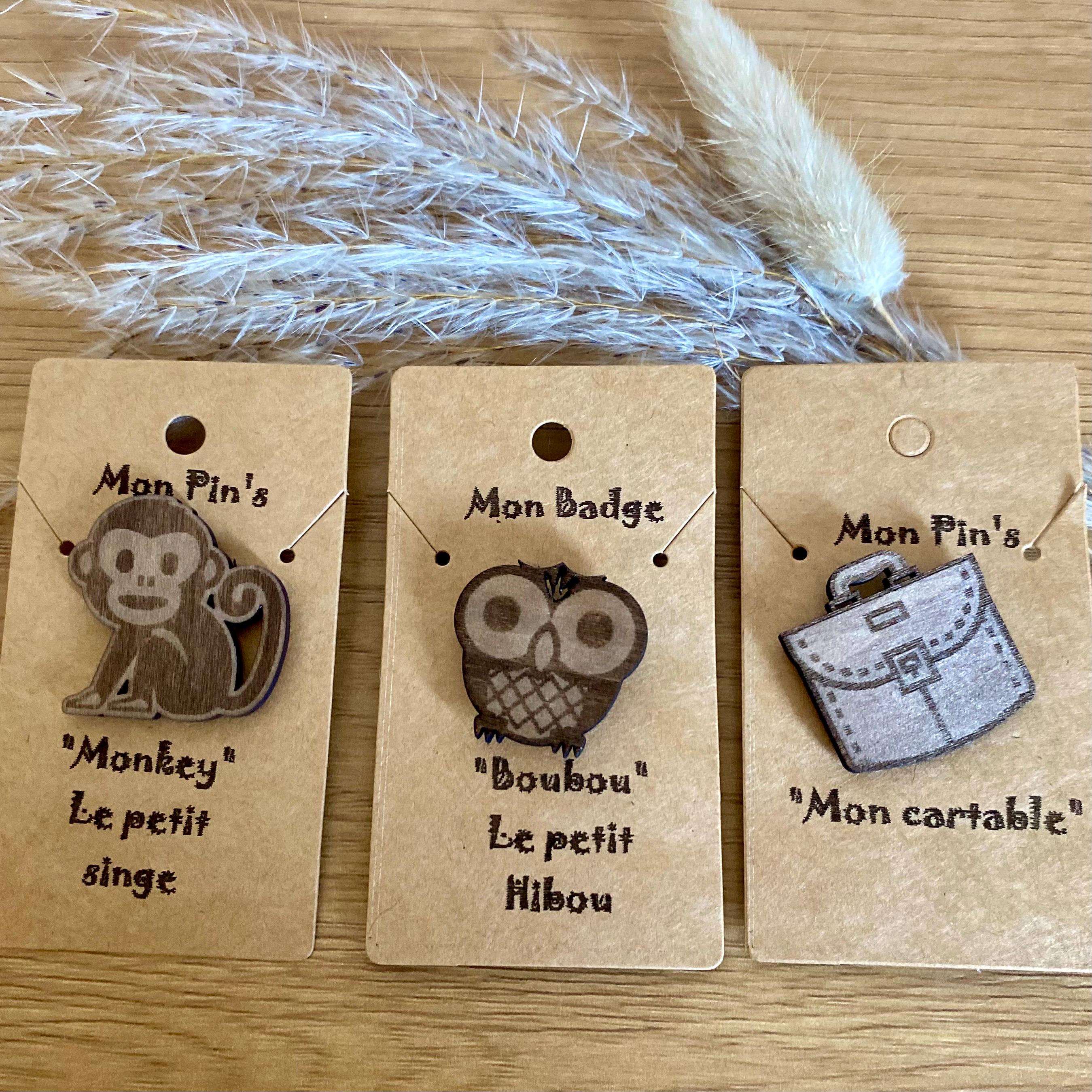 Badge en bois tortue hibou ou cartable. pin’s, insigne, épinglette accessoire sac, cart