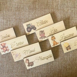 Marque-place baptême personnalisé en bois. Cadeau invités bapteme. Baptême personnalisé. Marque-place anniversaire enfant. Tracteur, ourson