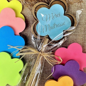 Wooden flower centerpiece with customizable pencil and 15 flower post-its. Teacher gift, nanny gift, atsem gift… End of year gift