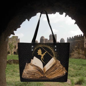Golden Dragon PU-Leder-Handtasche - Buch-inspirierte Tasche für Frauen | Elegante Fantasy Geldbörse mit Zauberstab & Buch Design | Alltagstasche mit großer Kapazität
