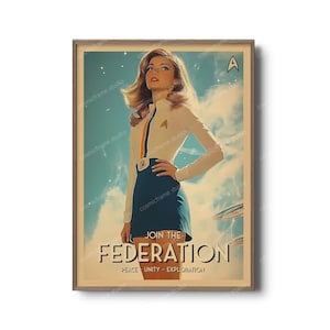 Op de afbeelding: Een vintage poster met een vrouw in een wit en blauw uniform met de tekst "JOIN THE FEDERATION". De poster heeft een retro esthetiek met een blauwe lucht achtergrond en een ruimteschip.