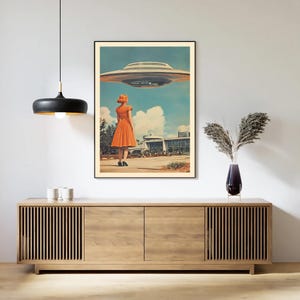 Może przedstawiać: Ilustracja w stylu retro kobiety w pomarańczowej sukience stojącej przed budynkiem, patrzącej w g&oacute;rę na latający spodek na niebie.