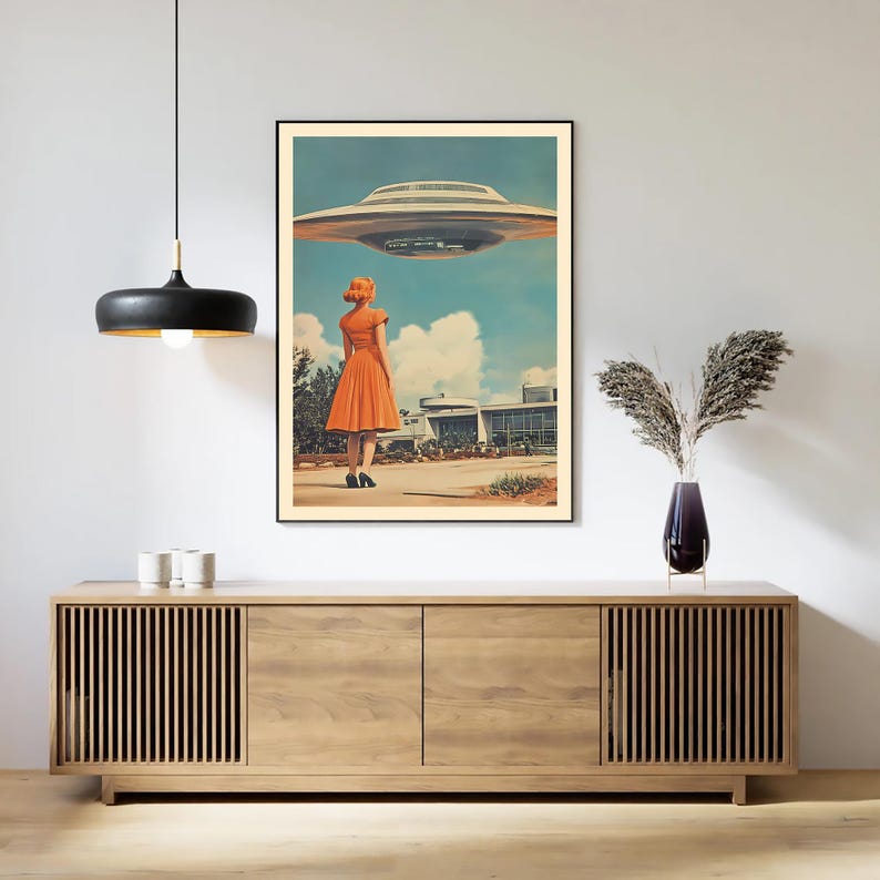 Może przedstawiać: Ilustracja w stylu retro kobiety w pomarańczowej sukience stojącej przed budynkiem, patrzącej w g&oacute;rę na latający spodek na niebie.