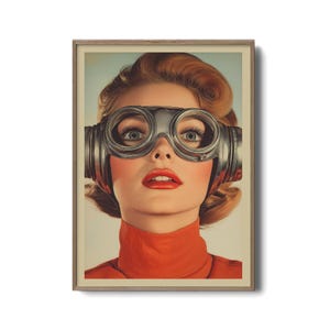 Könnte beinhalten: Ein Vintage-Druck, der eine Frau mit roten Haaren zeigt, die eine große silberne Brille und einen roten Rollkragenpullover trägt. Das Kunstwerk hat eine Retro-Ästhetik, wobei der Fokus auf dem Gesicht der Frau, ihren roten Lippen und rosigen Wangen liegt. Der Druck ist gerahmt.