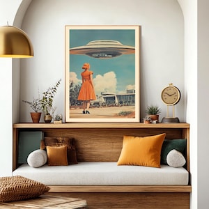 Może przedstawiać: Plakat w stylu vintage przedstawiające kobietę w ż&oacute;łtej sukience stojącą przed budynkiem z latającym spodkiem unoszącym się nad nią.