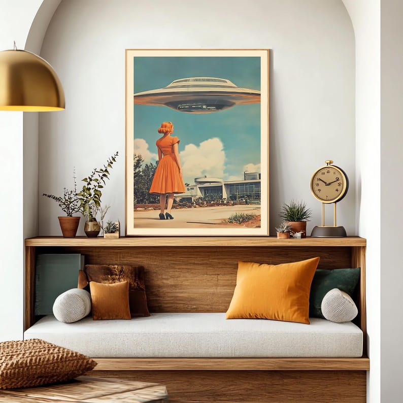 Może przedstawiać: Plakat w stylu vintage przedstawiające kobietę w ż&oacute;łtej sukience stojącą przed budynkiem z latającym spodkiem unoszącym się nad nią.