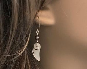 Dangle Mother of pearl wing earrings on sterling silver, Freshwater pearl summer earrings, beach wedding jewelry, shell earrings, white MOP