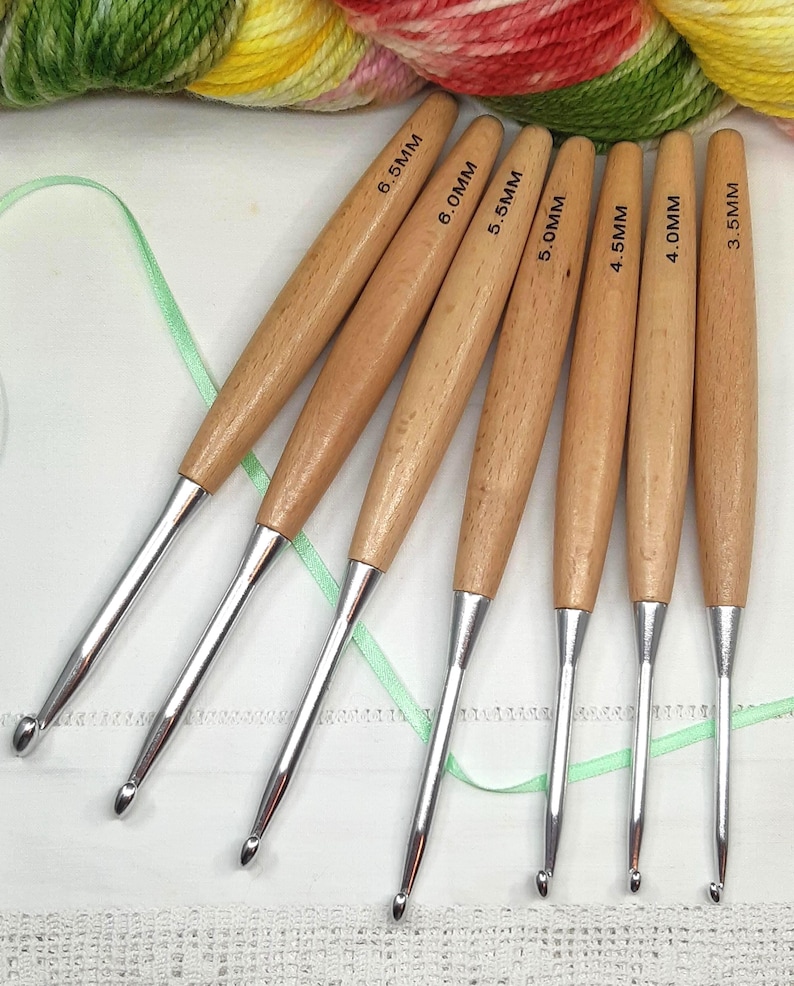 Wooden handle crochet hooks sizes 6.5mm, 6mm, 5.5mm, 5mm, 4.5mm, 4mm, 3.5mm. Crochet hook suitable for beginners.