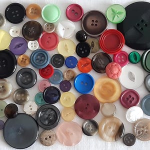 Vintage Buttons – 60+ Assorted Sewing & Craft Buttons from the 1950s–1980s