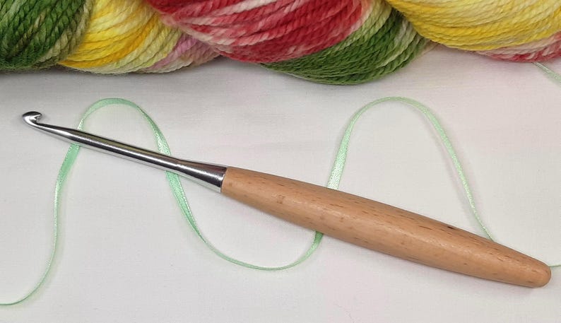 Wooden handle crochet hook suitable for beginners.