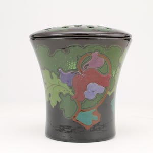 Beautiful high-gloss Regina Gouda Holland flower plug from the Art Nouveau period around 1920. The decor is “Uni” a flower shape pattern.