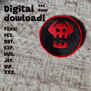 Puede incluir: Un parche bordado rojo y negro con un diseño de calavera de dibujos animados. El parche está etiquetado como "4x4 Hoop" y "¡Descarga digital!" También se incluye el texto "Archivos: PES. DST. EXP. HUS. JEF. VIP. XXX."