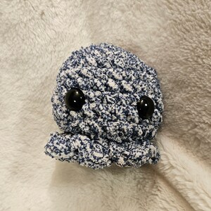 Pulpo de peluche de ganchillo – Amigurumi azul y blanco