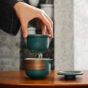 Juego de té portátil para viajes - Tetera de cerámica Kung Fu con 2 tazas - Juego de té de preparación rápida para acampar al aire libre - Juego de té de regalo de negocios con estuche