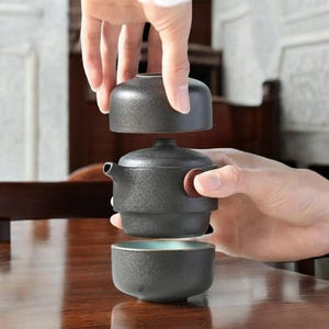 Delicioso juego de té portátil de kungfu de cerámica negra. Tetera de viaje y 2 tazas con estuche. Juego de té compacto de servicio rápido para uso en exteriores e interiores.