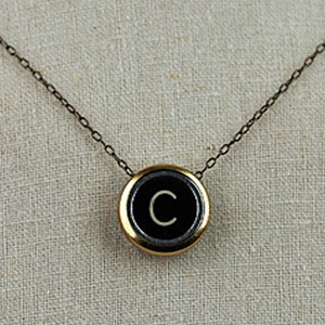 Colar inicial de chave de máquina de escrever vintage preta (dourado)