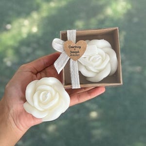 Bomboniere con candele di rosa personalizzate, bomboniere con candele per matrimoni, regalo con candele di rosa per gli ospiti, bomboniere con candele per feste, bomboniere con candele floreali, regali con candele