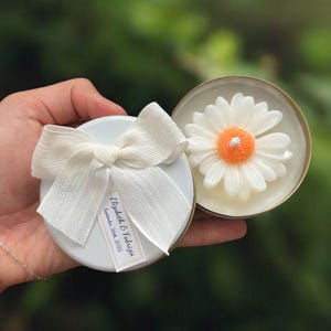 Candela a forma di margherita in scatola di latta per matrimoni, candela a forma di margherita per baby shower in scatola di latta, candela dolce in grandi quantità, candela regalo per gli ospiti, candela per compleanno e battesimo